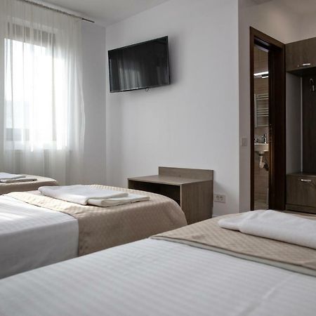 Hotel Airport House Otopeni Exterior foto