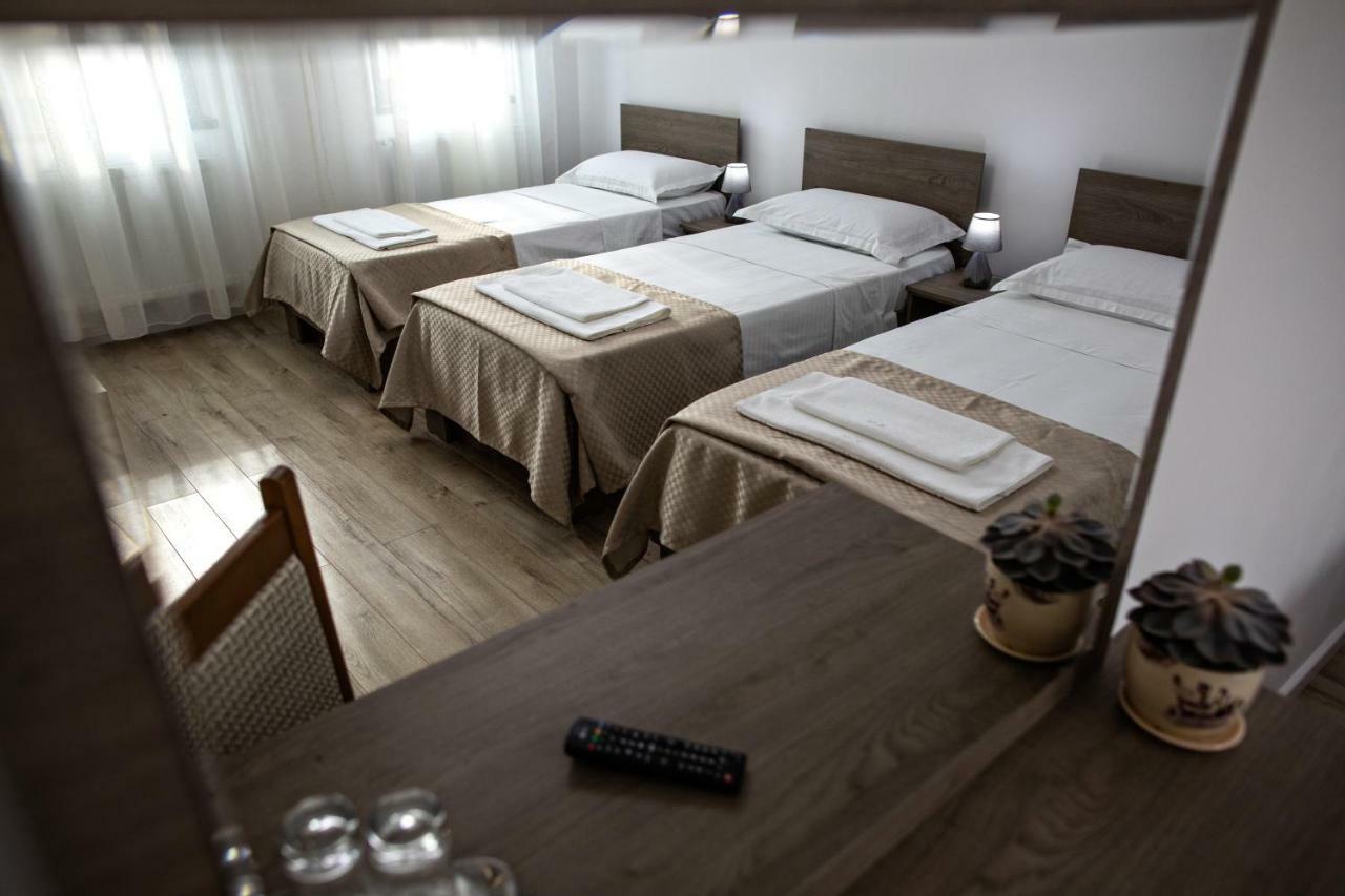Hotel Airport House Otopeni Exterior foto