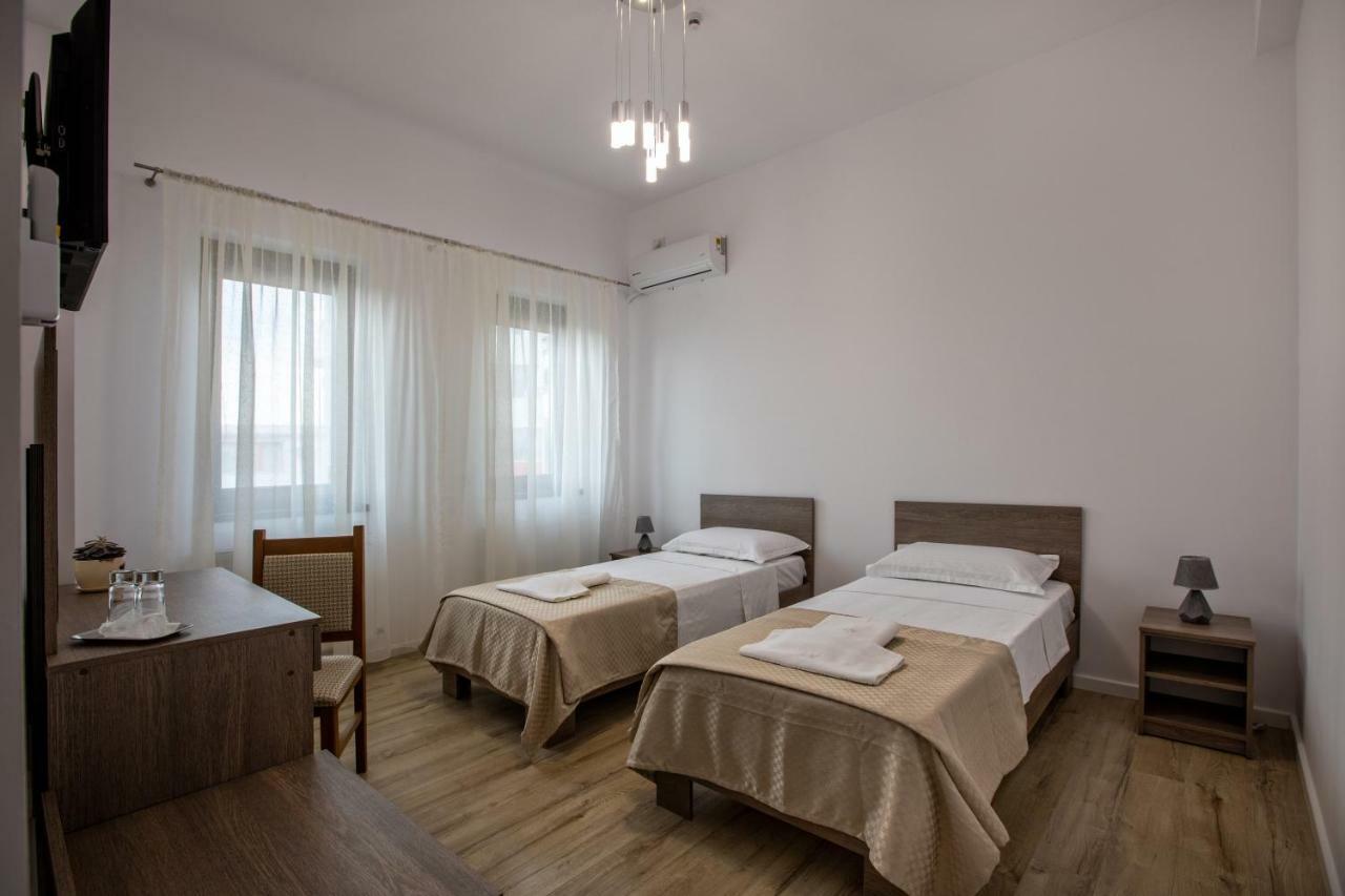 Hotel Airport House Otopeni Exterior foto
